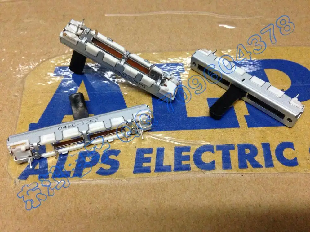 

2PCS/LOT ..ALPS 4.5 cm sliding potentiometer, single B10K band, center alignment, 15MM axis..