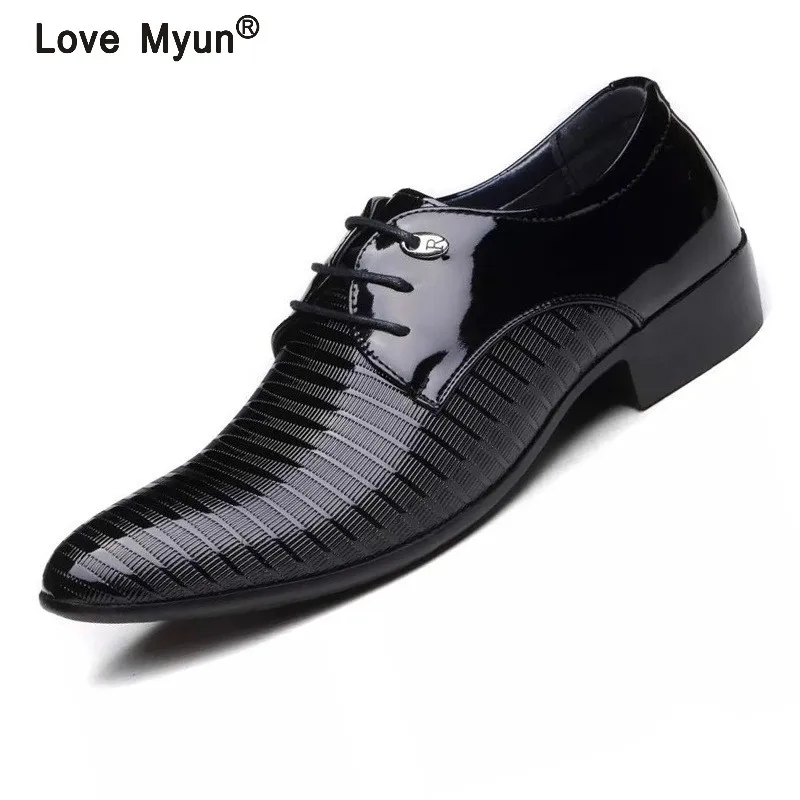 comprar 2018 Novos homens da Moda Lace Up Oxfords Vestir Sapatos de Escritório de Negócios de Couro Dos Homens PU Apartamentos De Casamento Do Homem Ocasional festa de Sapatos de Condução