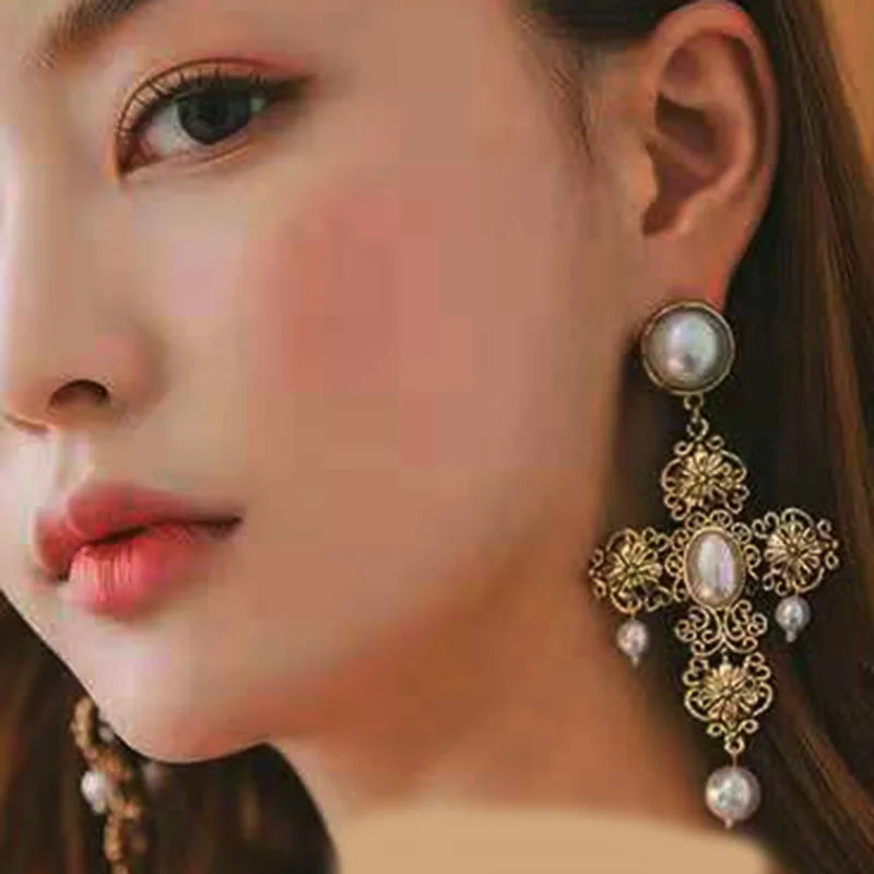 

Fashion temperament cross earrings New Bohemian Openwork Pattern Flower Flower Cross Earrings Pearl Exaggerated Stud Earrings897