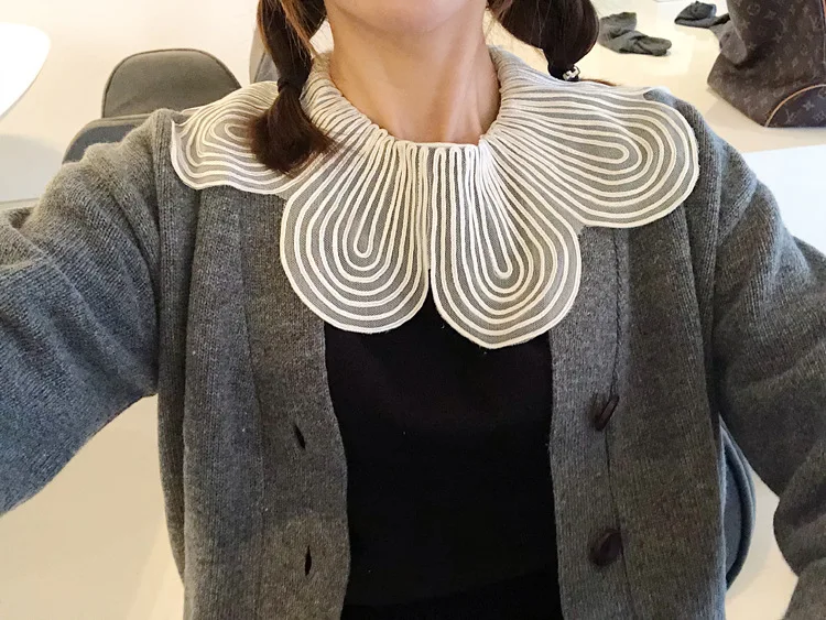 

Detachable multi-layered sweatshirt winter Pointed silk Decorative wooden ear Big lapel doll collar sweet lace shirt fake collar