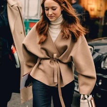 Lunel куртка верблюжьего цвета из смеси кашемира Верхняя одежда с заниженным плечом с v-образным вырезом пальто с запахом пояс с поясом длинные объемные рукава