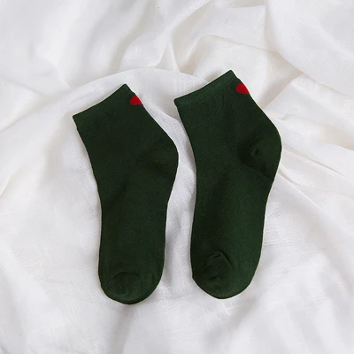 Модные милые носки красного цвета с принтом «сердце», женские носки до щиколотки Для женщин короткие Дышащие носки Повседневное однотонные удобные хлопковые носки для девочек - Цвет: Зеленый