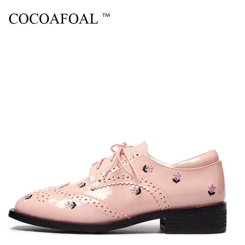 

COCOAFOAL Woman Pink Genuine Leather Flats Fashion Personality Platform Shoes Patent Leather Pink Black Embroider Flats 2018