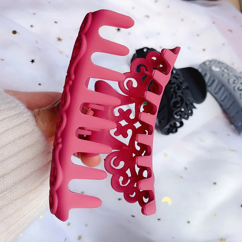 1PC Random Color Large Scrub Black Plastic Hair Claws Clips Hollow Carving Crab Hairpins Clamps Barrettes Hair Accessories Women types of hair clips