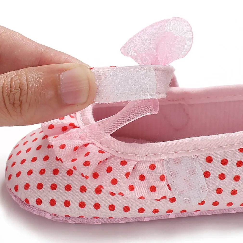 Cordón del bebé recién nacido zapatos cerrojo mágico primeros caminante zapatos Soft Dot niño bebés infantiles zapatillas infantil menina bebés 0-1Y Cordón del bebé recién nacido zapatos cerrojo mágico primeros caminante zapatos Soft Dot niño bebés infantiles zapatillas infantil menina bebés 0-1Y