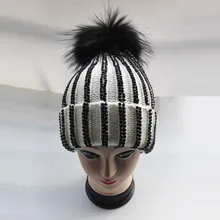 Белые полосатые женские меховые шапки со стразами, настоящий 15 см, черный помпон из меха енота, вязанные шапки-бини, шапочки