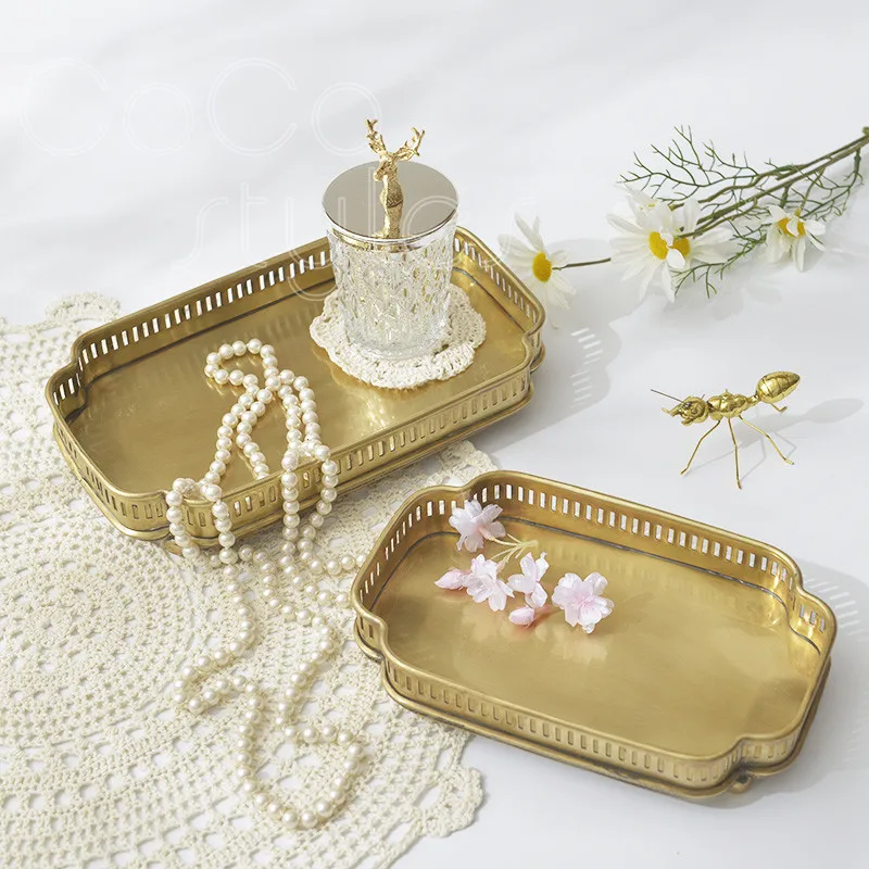 5 vintage brass tray    (3)