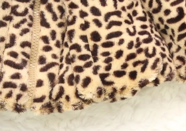 Осенне-зимняя леопардовая верхняя одежда из искусственного шубы из меха для девочек; повседневная одежда для малышей; Теплая Флисовая одежда с сумкой