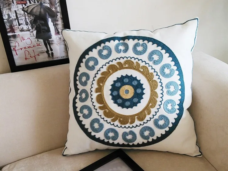 Housse de coussin canapé brodée