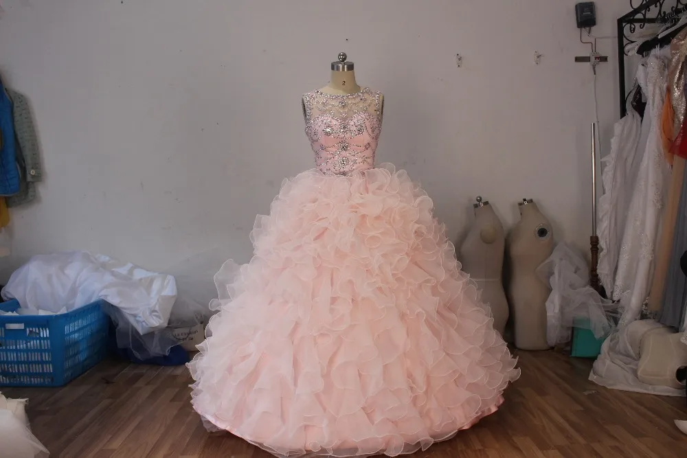 Новое Прибытие Quinceanera Платья Светло-Розовый Бальное платье из Органзы Сшитое Рукава Cap Бисера Оборками Vestidos De 15 Anos Q1006