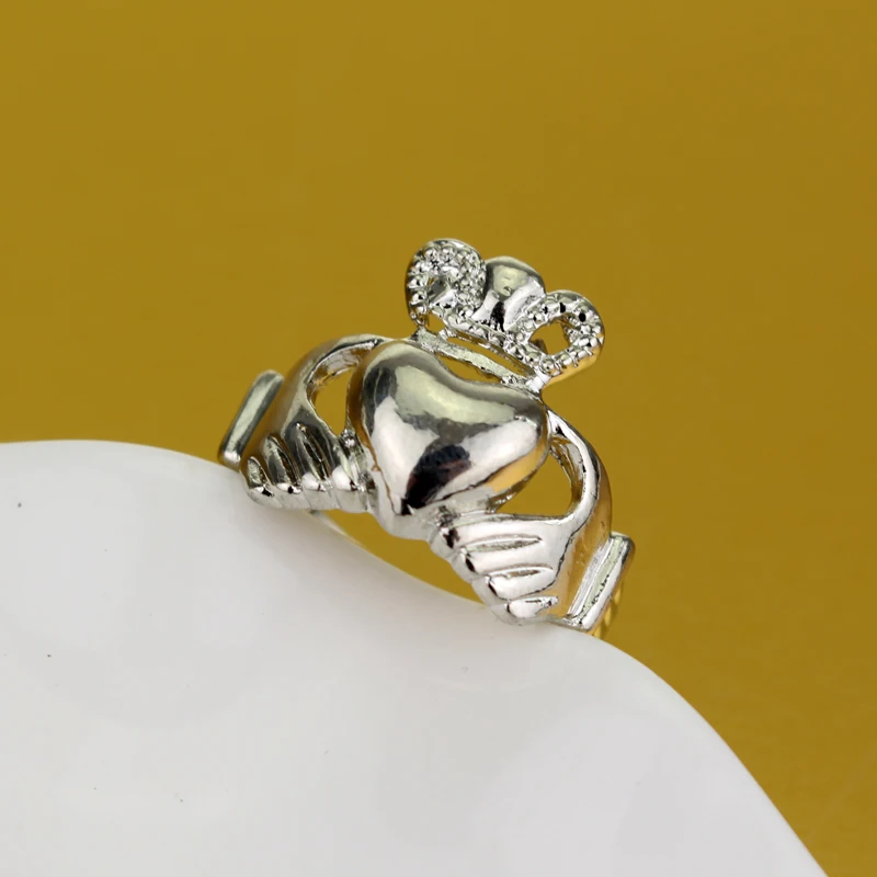 

Ireland Claddagh Ring Novelty Design Love Crown Hand Heart Wedding Ring For Women Fahsion Charm Jewelry Accessories