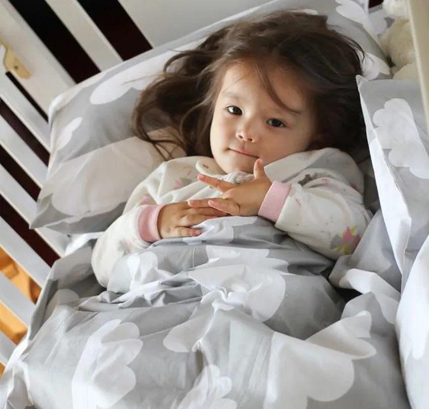 

3Pcs / Sets Gray Clouds Cotton Baby Bedding Set Natural Dyeing No Stimulation Baby Bed Sets