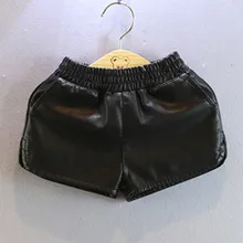 Шорты из искусственной кожи для девочек Lederhosen, весна-осень, эластичная резинка на талии, универсальные модные черные короткие штаны для маленьких девочек от 2 до 6 лет