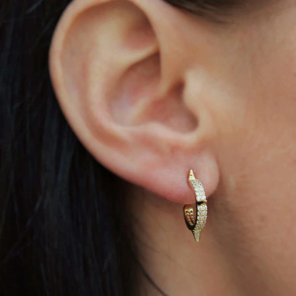 Минимальный крошечный инкрустированный цирконами ногтей Шарм серьги шпилька позолоченный металл нежный изящный остроконечные Серьги обручи кубического циркония huggie ювелирные изделия