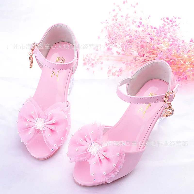 Сандалии для девочек; коллекция года; сандалии принцессы на высоком каблуке с бантом и кристаллами; римская обувь с жемчугом; сандалии для девочек; детская обувь для малышей