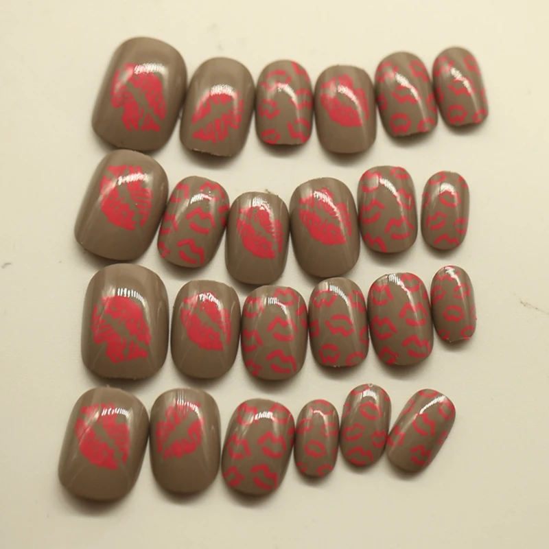 Murah 24 Pcs Plastik Kuku Palsu Untuk Jari Chocolate Pola Manicure Kuku Pendek Kuku Merah Sexy Bibir Ciuman Z238