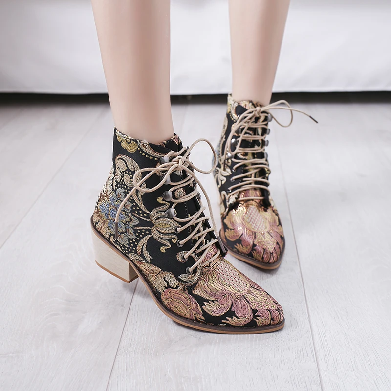 Fashion large size women's shoes national wind pattern thick with pointed middle boots 2019 autumn and winter new women's casual