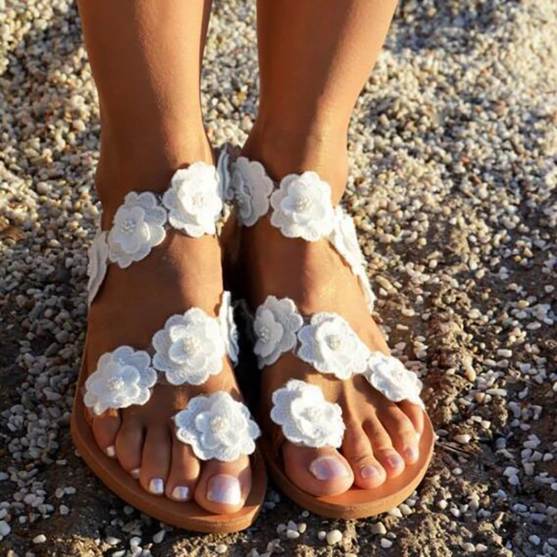 2019 الصيف النساء الصنادل الحلو زهرة بيضاء مسطحة القاع مجموعة السيدات أزياء كبير حجم الأحذية 35-43 الشاطئ المصارع صندل