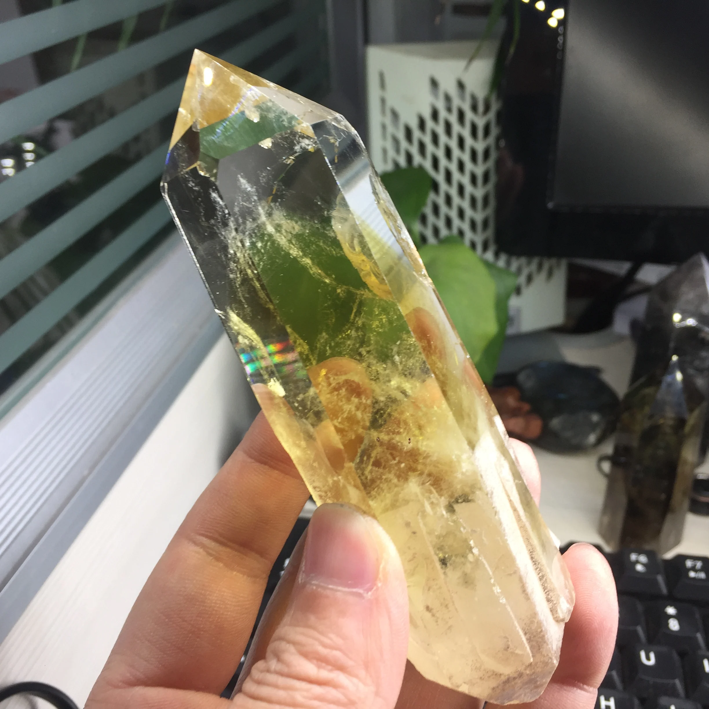 

225g AAA+++ Natural Transparent Clear Citrine Quartz Crystal Polished Healing Point Wand Decor for Christmas Ornaments