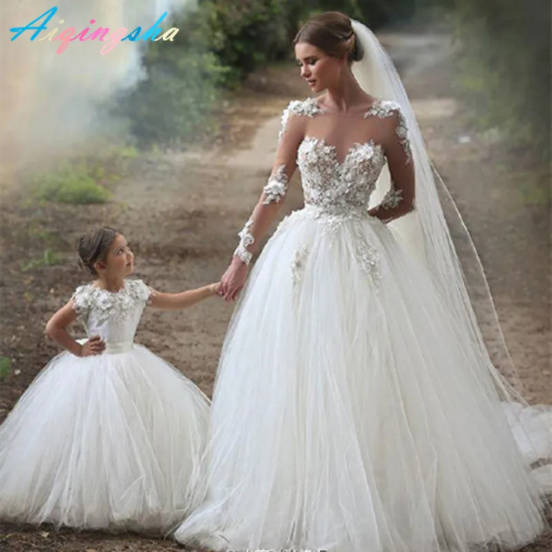 wedding dress mom and daughter