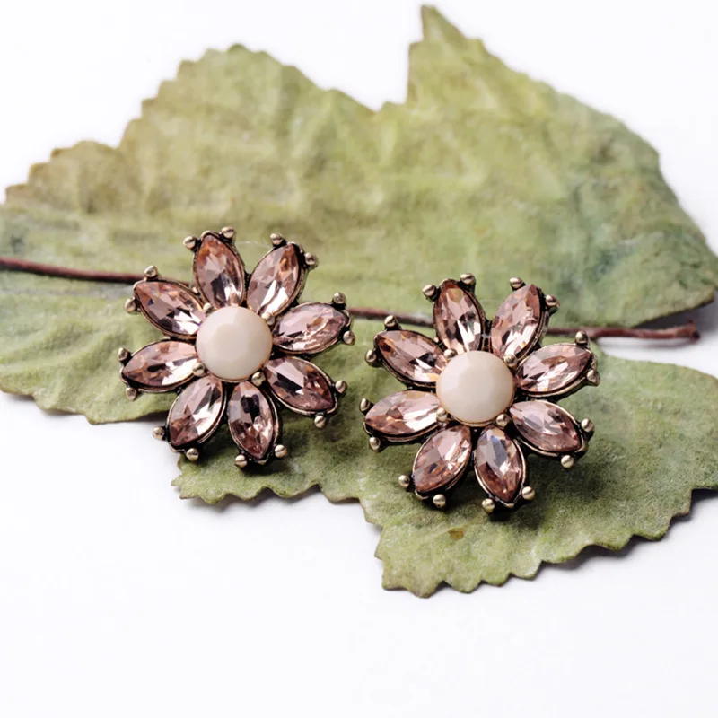 New Item Design Women Simple Crystal Flower Joker Costume Earrings Factory Wholesale (10)