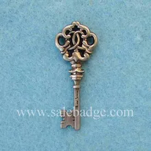 Пользовательские цинковый сплав значок античный серебряный ключ формы полые булавки