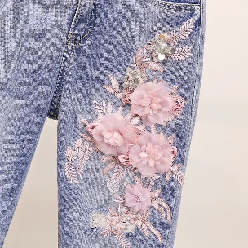 Summer Holes Jeans Set Women 2019 New Embroidered Three-dimensional Flower Short-sleeved T-shirt + Denim Pants Two-piece Suit Summer Holes Jeans Set Women 2019 New Embroidered Three-dimensional Flower Short-sleeved T-shirt + Denim Pants Two-piece Suit