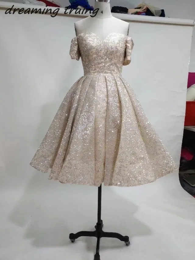 Sparkly Lovertjes Korte Champagne Prom Jurken Voor Tieners Met Mouwen Off Schouder Meisjes Homecoming Partij Jassen Abendkleider 2018 Sparkly Lovertjes Korte Champagne Prom Jurken Voor Tieners Met Mouwen Off Schouder Meisjes Homecoming Partij Jassen Abendkleider 2018