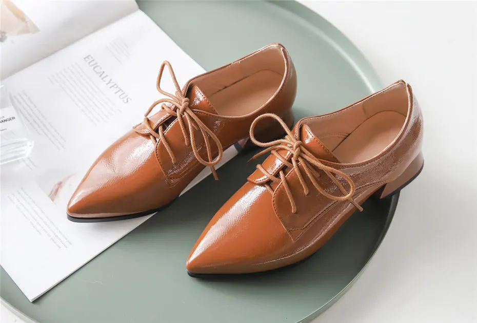 Женские туфли-оксфорды из микрофибры в британском стиле; повседневные офисные туфли на плоской подошве с острым носком; женские туфли-броги на шнуровке в стиле ретро