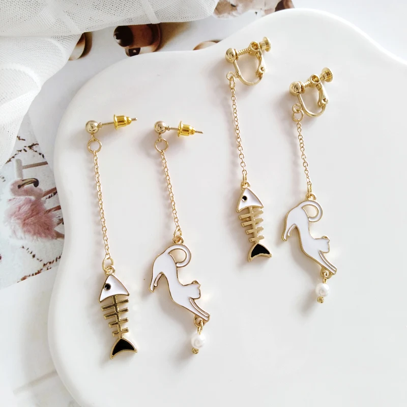 

Fashion female animal cartoon earring Contracted cat fish bone earrings asymmetric female students stud earrings for woman