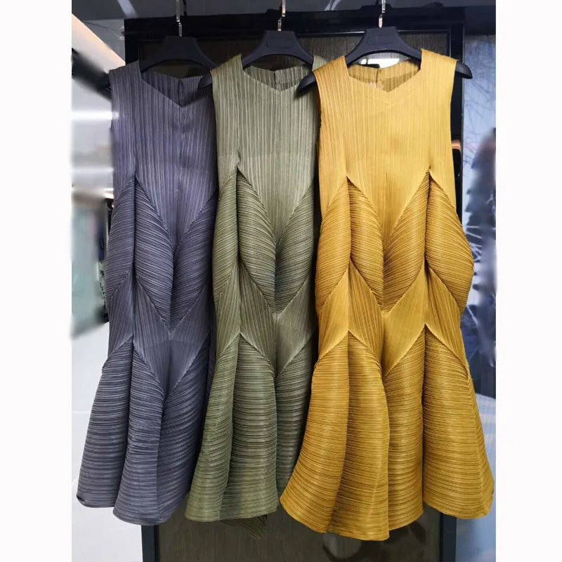 

Plus Size Dress Summer Women 2019 New V-Neck Sleeveless Solid Color Stretch Miyake Pleated Bud Dress Midi For Woman 45-80kg