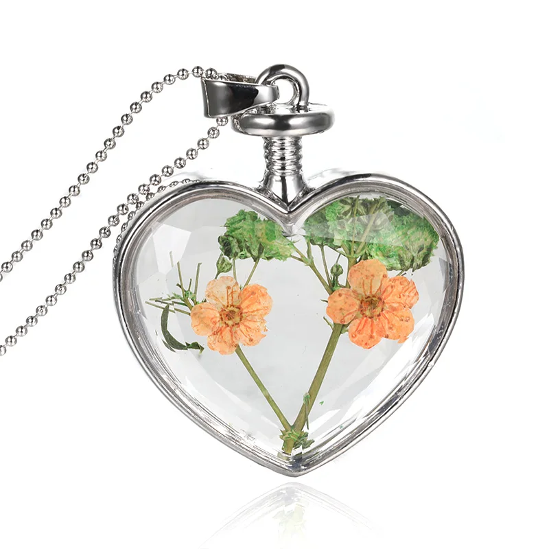 

Original Crystal Glass Necklace Natural Green Dried Flower Necklace Metal Love Pattern Plant Necklace Pendant Women Wear Jewelry