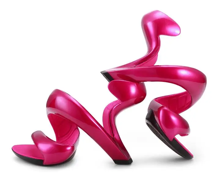Пикантные женские босоножки на высоком каблуке со змеиным узором; летние модельные туфли с вырезами и открытым носком в необычном стиле; ; настоящая фотография