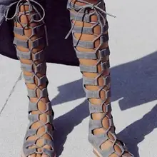 Пикантные женские сапоги-гладиаторы с открытым носком; модные серые замшевые женские сапоги на шнуровке; женские летние сапоги до колена на молнии сзади