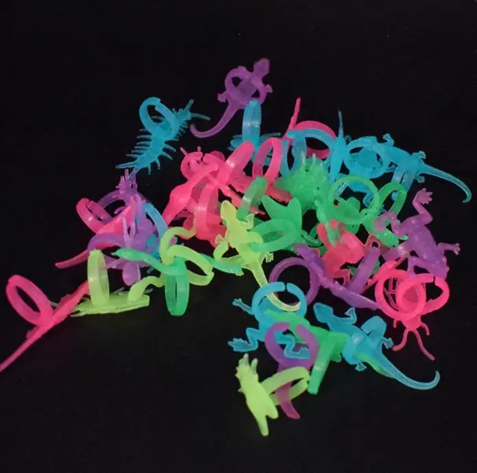 10 шт./партия милые Креативные мини светится в темноте пластиковые насекомые сороконожка геккон кольцо игрушка для детские игрушки новинка