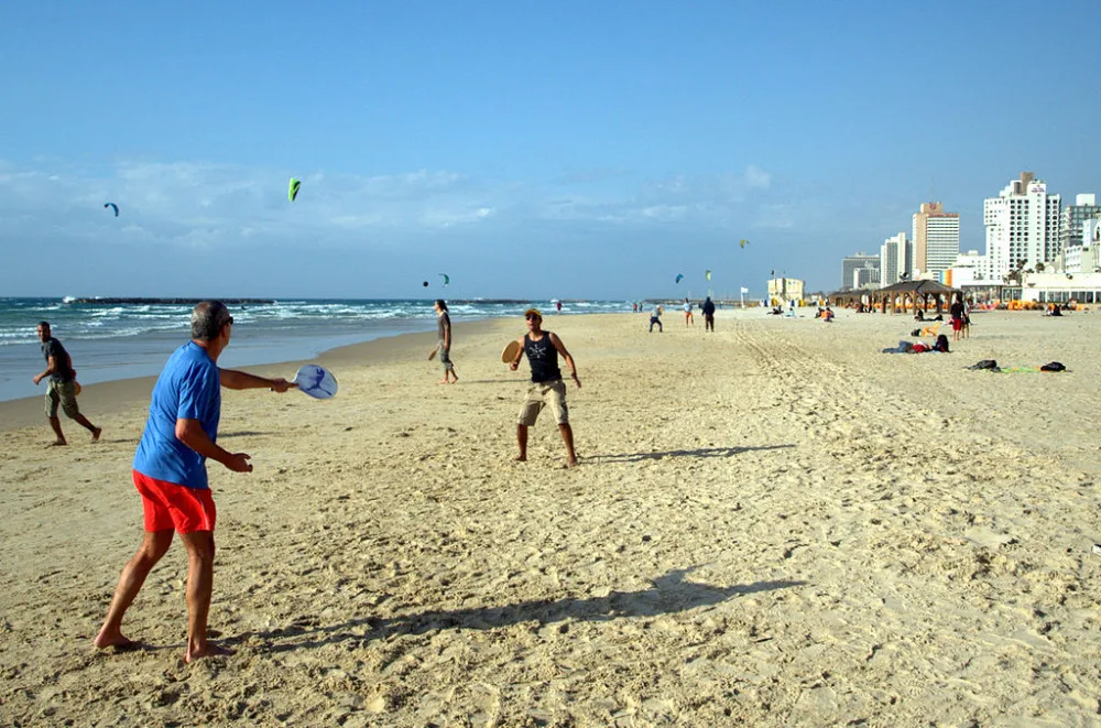 1024px-Matkot_players_on_the_beach_in_Tel_Aviv_Israel