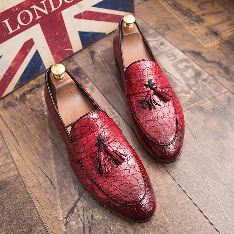 Новая модная мужская обувь; трендовая повседневная обувь из лакированной кожи с блестками; красная обувь; лоферы с кисточками; повседневная кожаная обувь