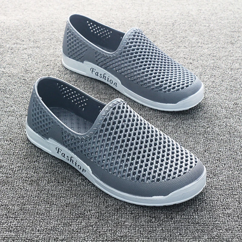 2019 Summer Men's Fashion Hole Sandals Men's Lightweight Soft Bottom Hollow Beach Shoes Set Foot Sandals Beach Sandals Crocse