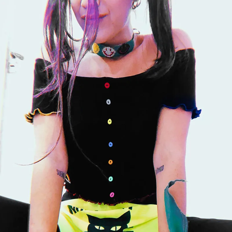 شيك الأزياء مضلع محبوك اقتصاص الإناث تي شيرت ضئيلة قبالة الكتف أعلى المحملة الملونة أزرار T قميص الصيف المتناثرة شيك الأزياء مضلع محبوك اقتصاص الإناث تي شيرت ضئيلة قبالة الكتف أعلى المحملة الملونة أزرار T قميص الصيف المتناثرة