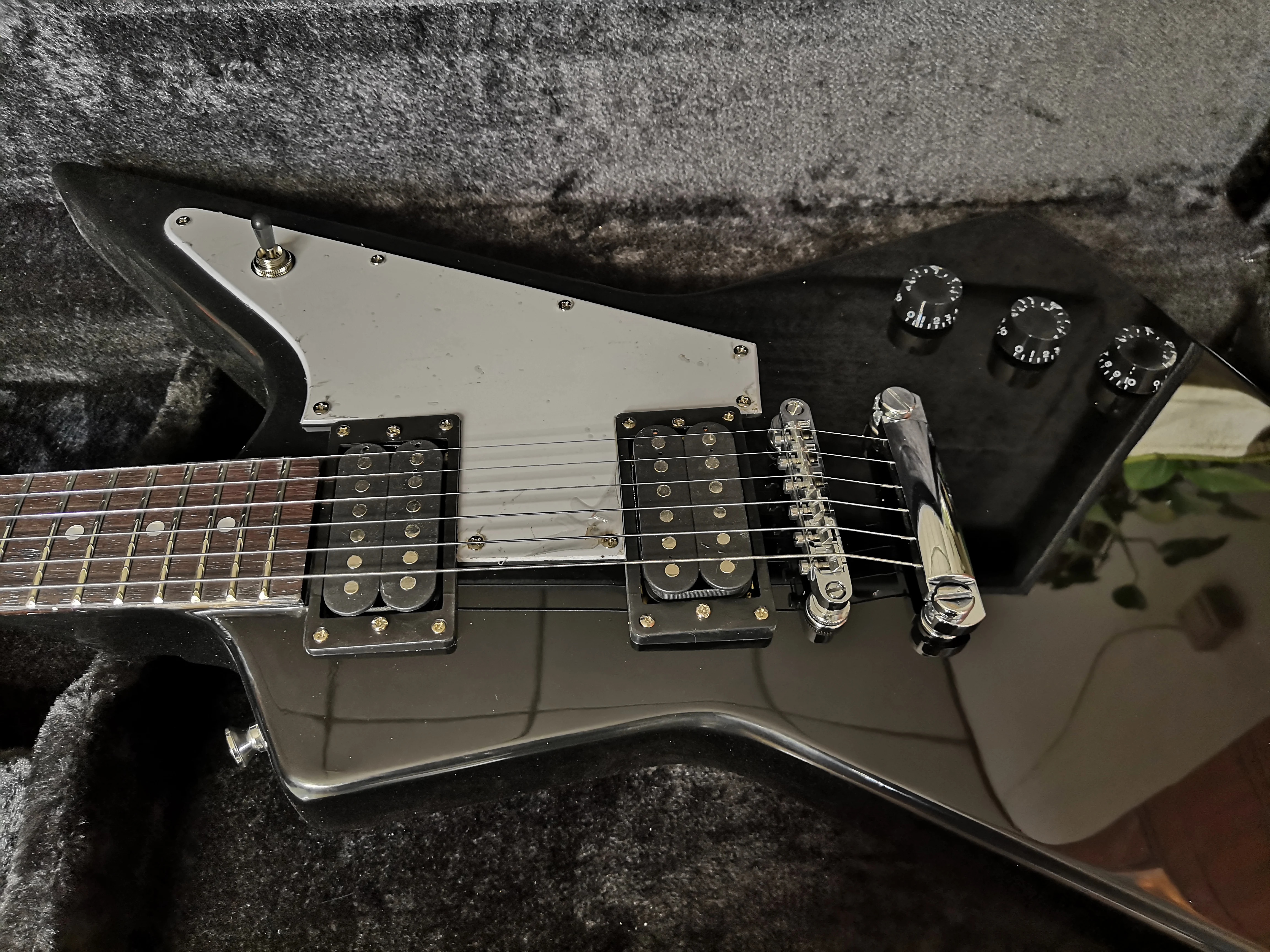 

Custom electric guitar with rosewood fingerboard HH Pickups Black hardwares white pickgard.customized,Paypal available!Y-11