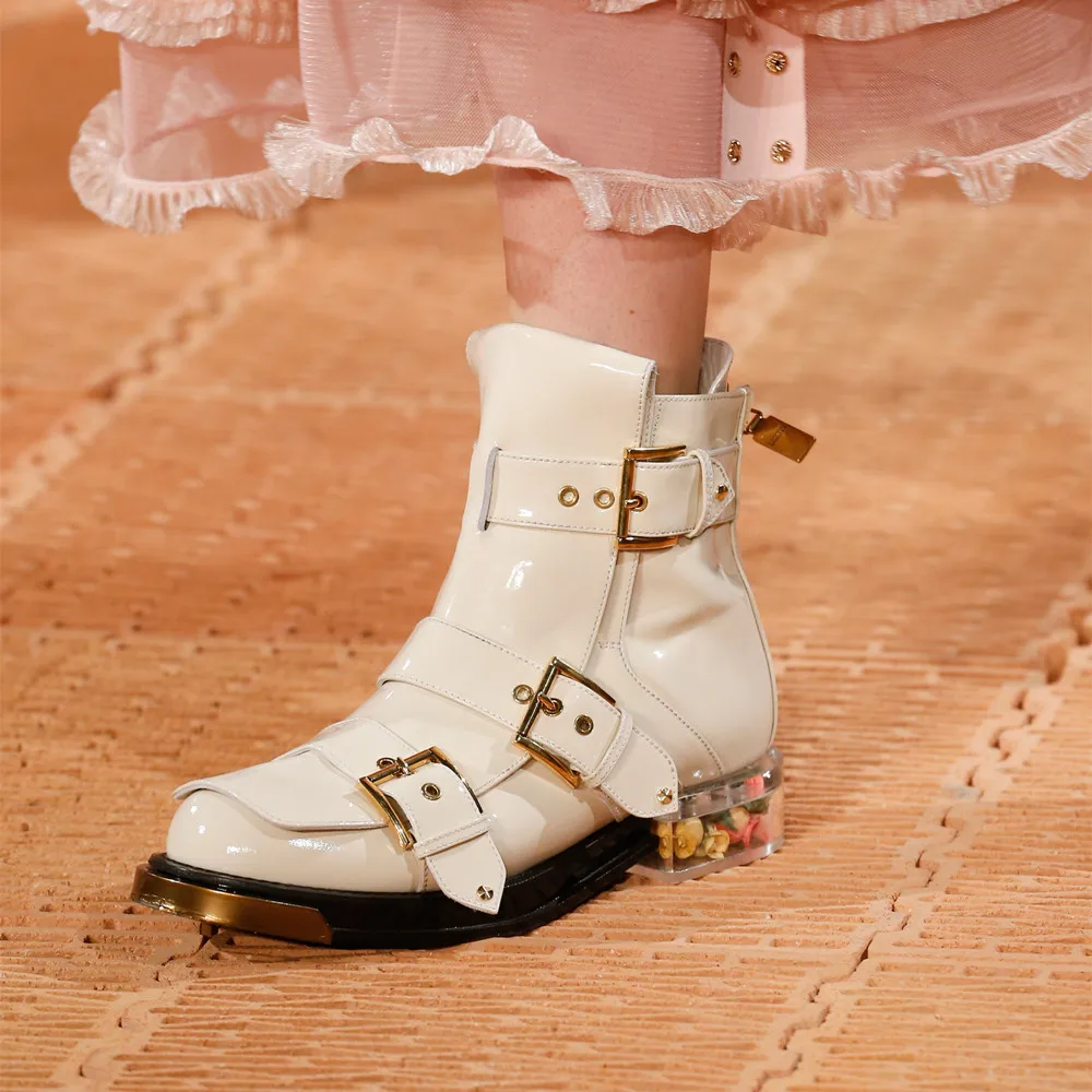 Последняя новинка; модные ботинки с тремя пряжками в итальянском стиле; рыцарские сапоги на квадратном каблуке с прозрачным цветком; черные кожаные женские повседневные ботильоны