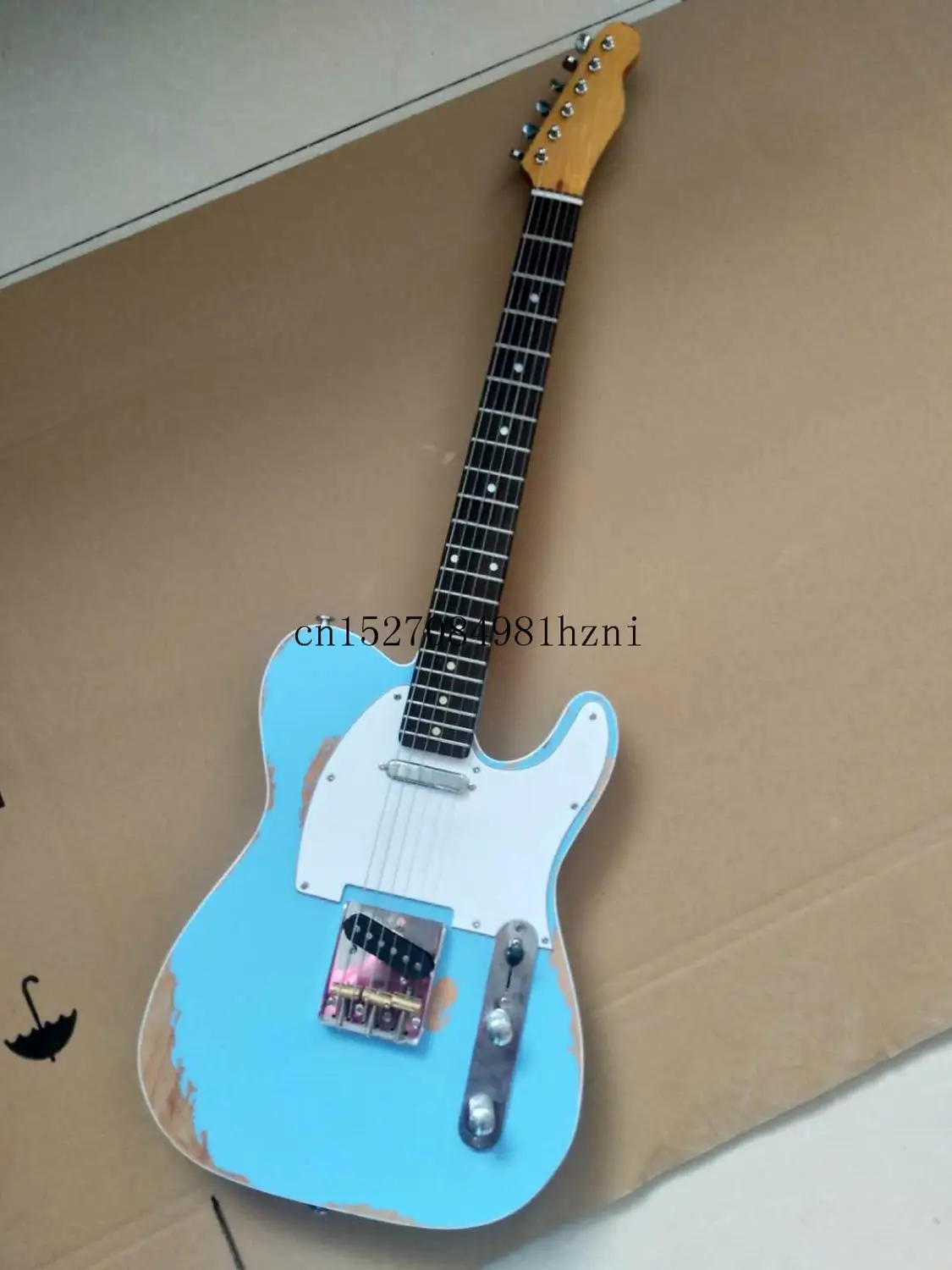 

In stock, antique relics made old , electric guitar, as a gift to send friends. Professional guitar. Free shipping.