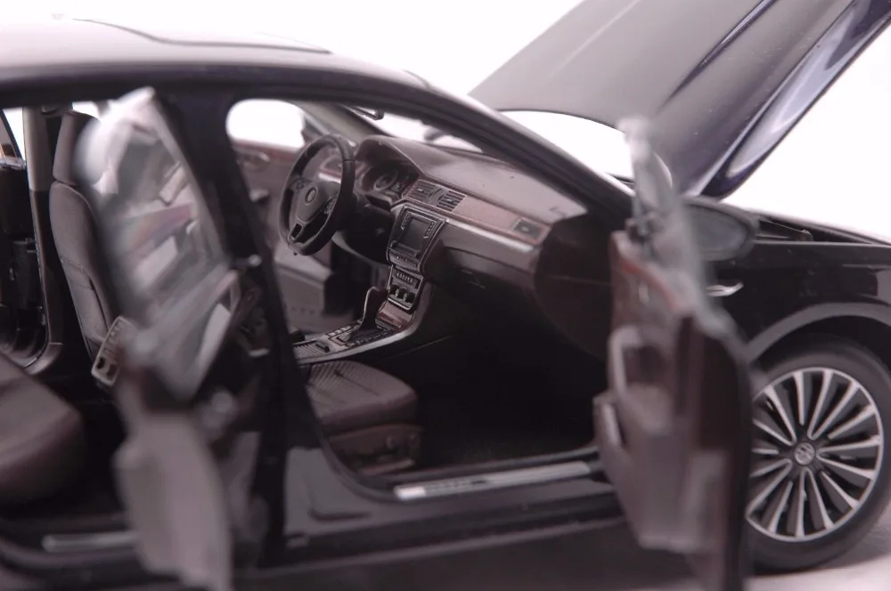 Volkswagen Passat 2016 car model in scale 118 purple (5)