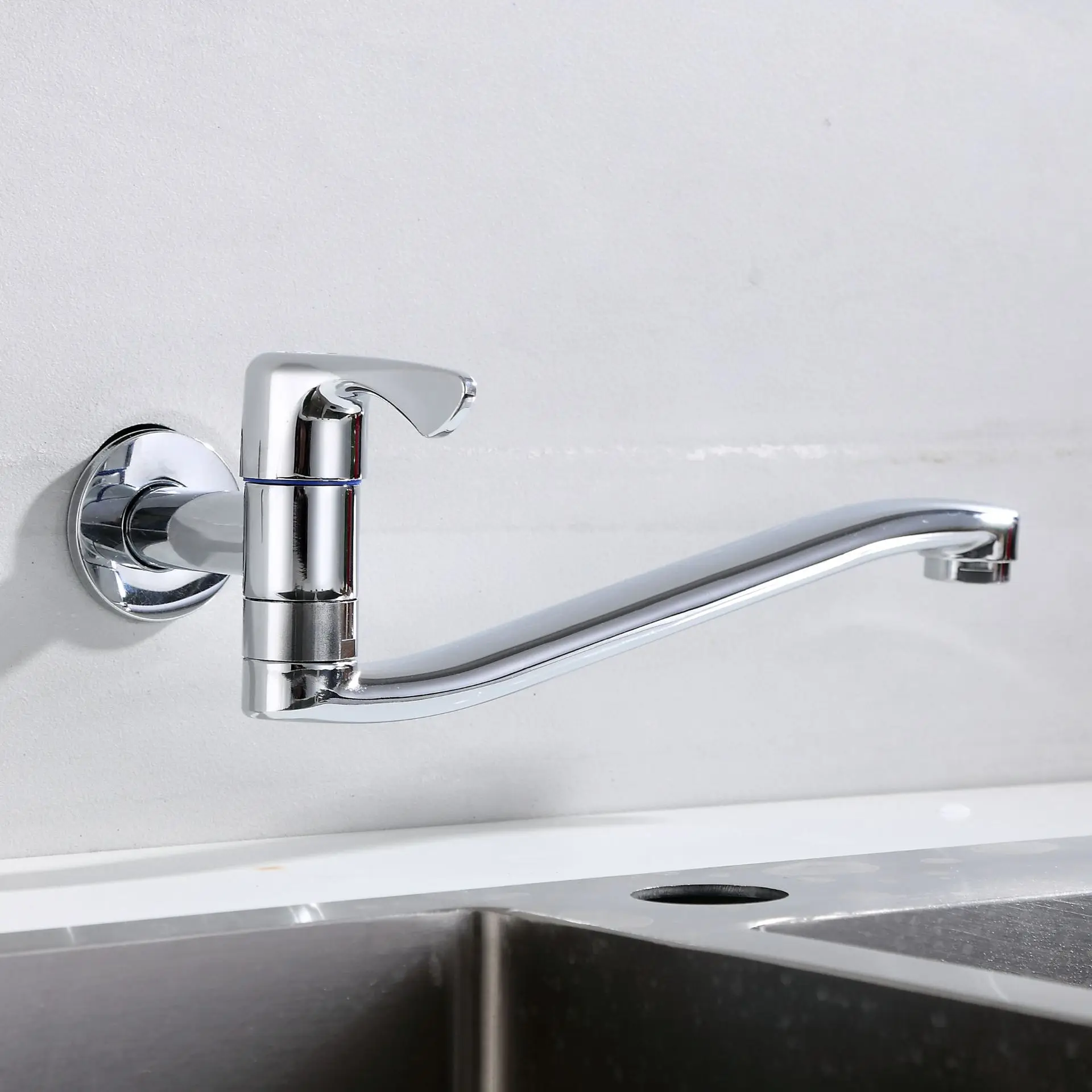 Can rotate the whole copper into the wall type single cold washbasin faucet household sink balcony washing pool water faucet