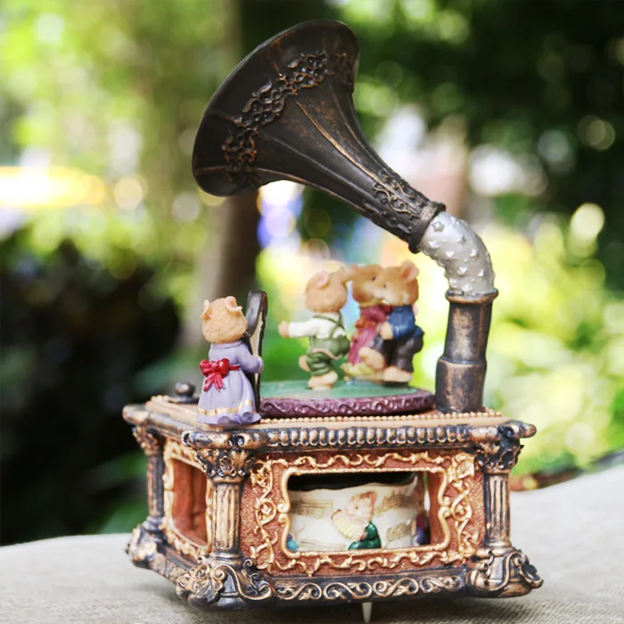 

Lovely animal Gramophone vintage 18 tones resin music box