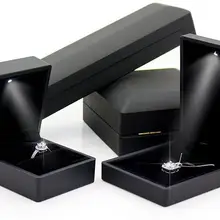 Недавно из искусственной кожи светодиодный свет светящиеся украшения коробка кольцо подвеска ожерелье браслет цепочка на руку коробка для свадебного подарка 4 цвета 50 шт./лот