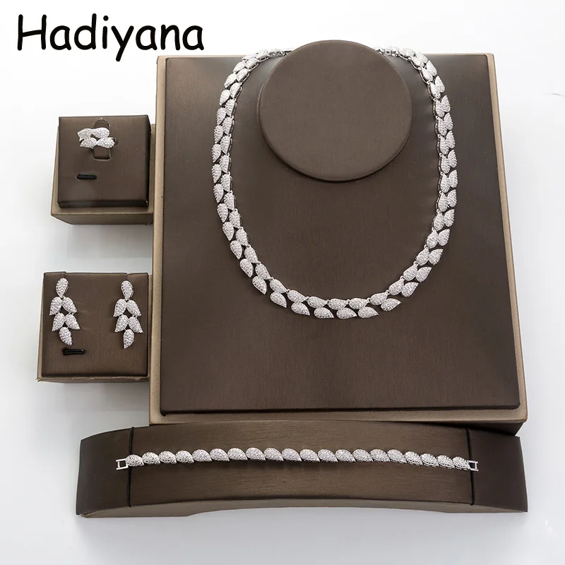 Hadiyana модный дизайн листьев нигерийский Ювелирный Набор для свадьбы невесты Новый Сияющий белый цирконий Ювелирные наборы заводская цена ... Hadiyana модный дизайн листьев нигерийский Ювелирный Набор для свадьбы невесты Новый Сияющий белый цирконий Ювелирные наборы заводская цена ...
