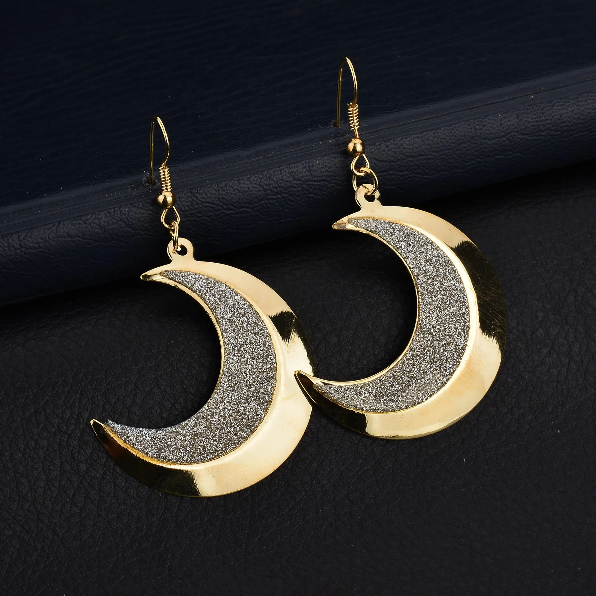

Individuality Moon Tooth Restoring Ancient Ways Lady Wears Arenaceous Earring Europe and America Fashionable Earring