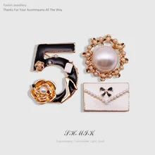 高級番号 5 ラウンド真珠バッグ CC スタイルのジュエリー椿のブローチピンビッグブランド Jewelrly ブローチ女性のセータードレス 3 ピース/セット(China)