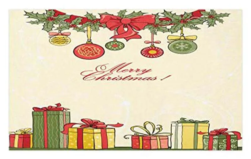 мужчина дарит подарок. пожилые родители. подарок бабушке. именной стакан для виски. сувенир для пенсионера.